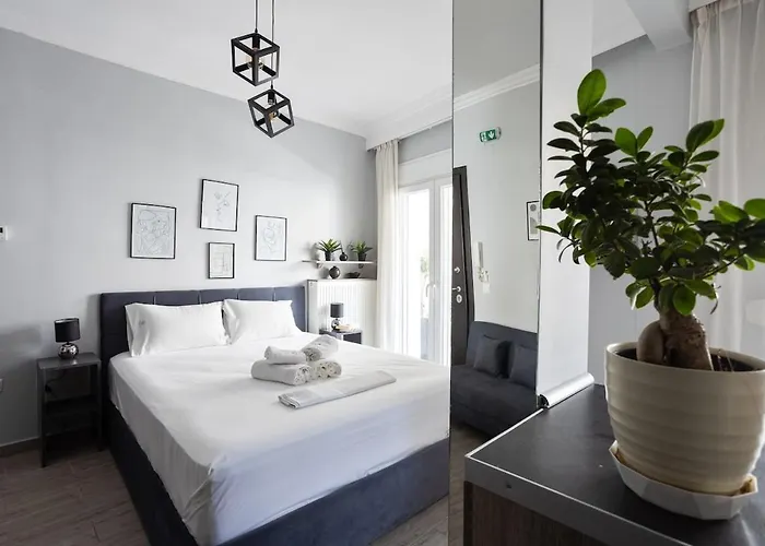 The Cozy Cube - With Patio Tessalónica