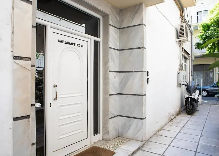 The Cozy Cube - With Patio 塞萨洛尼基