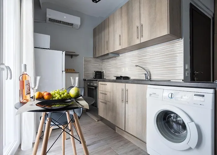 The Cozy Cube - With Patio 塞萨洛尼基